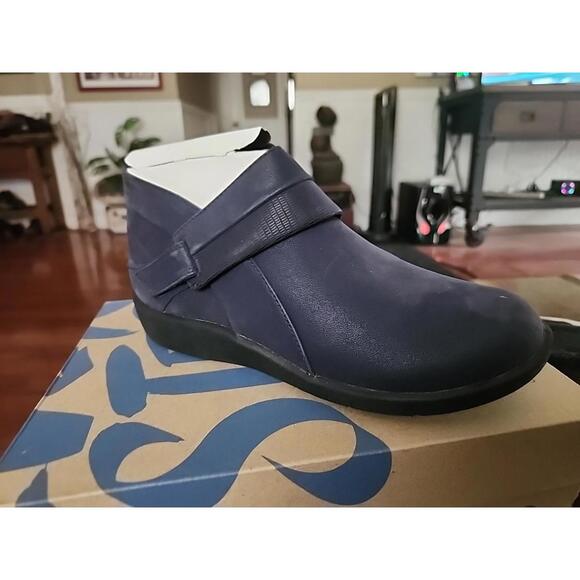Clarks Cloud Steppers Navy Exposed Ankle Boot Bootie Sillian Rani Size 7.5 NEW - Picture 1 of 3